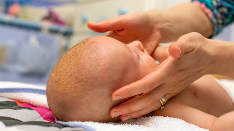 Bébé reçoit un massage