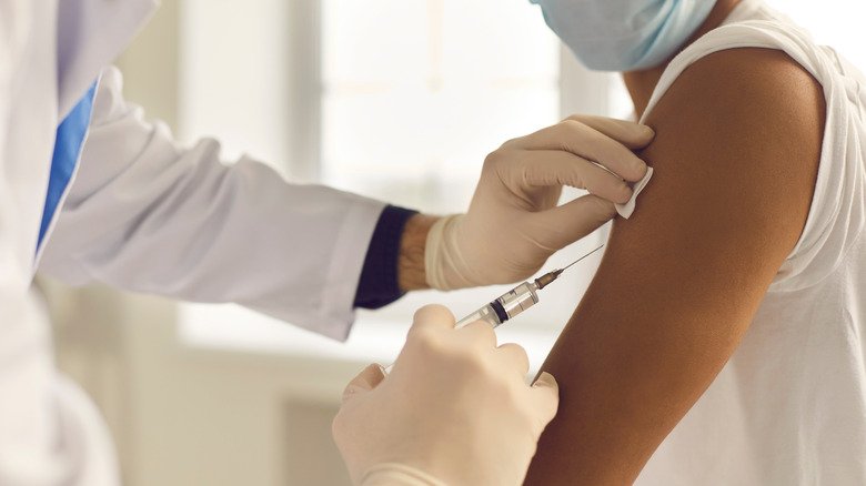 personne se faisant vacciner contre la grippe