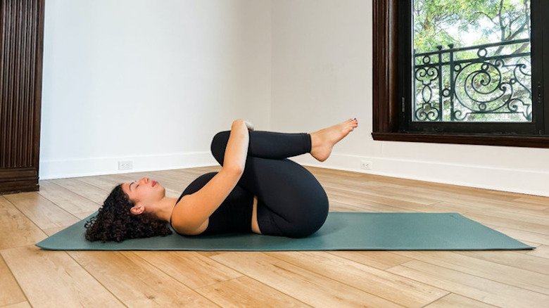 femme faisant apanasana