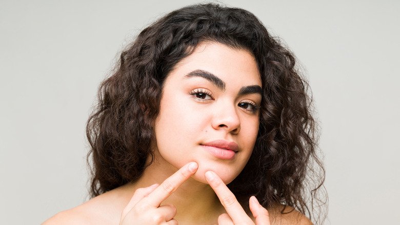 femme pressant la peau sur le menton