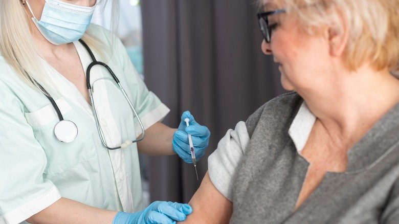 Une femme âgée reçoit un vaccin