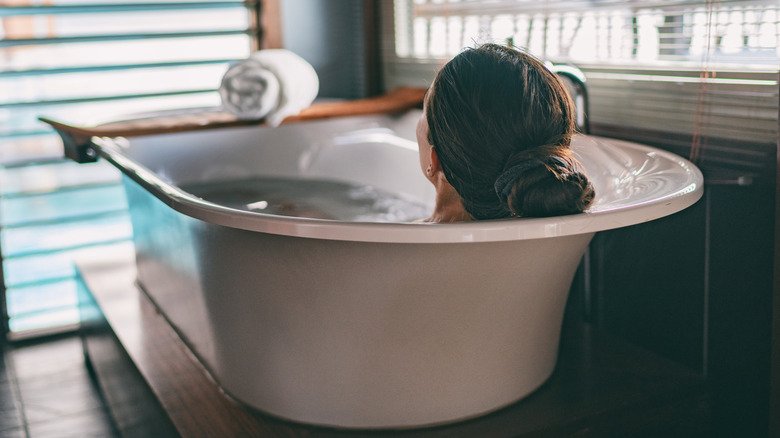 femme se baignant dans une baignoire