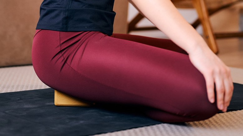  personne assise sur un bloc de yoga