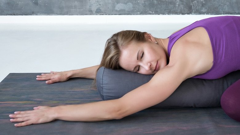 Femme pratiquant la posture de l'enfant 