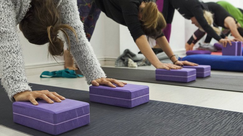 utiliser des blocs dans la posture du chien tête en bas