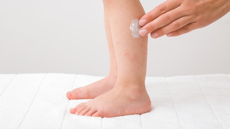 Appliquer une lotion sur la peau de bébé