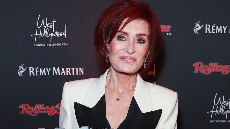 Sharon Osbourne pose pour les journalistes