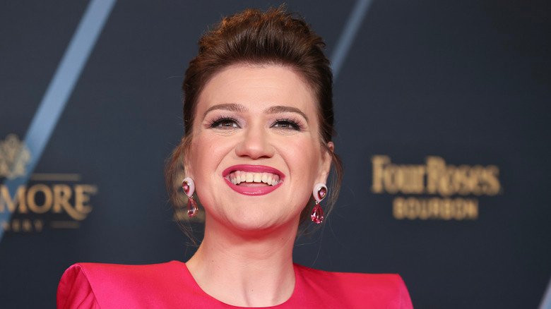 Kelly Clarkson pose pour les journalistes lors d'un événement