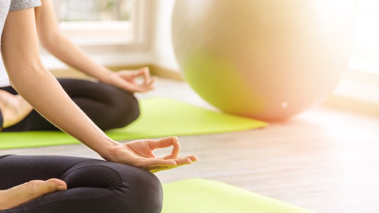 Des gens au cours de yoga