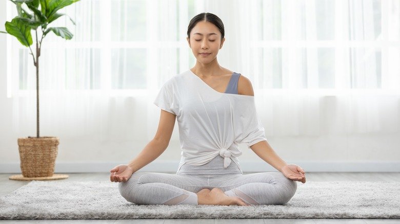 Femme faisant du yoga