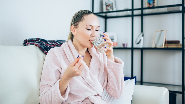 Femme prenant de l'ibuprofène