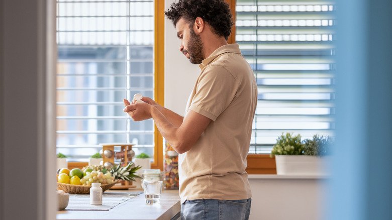 homme prenant des médicaments