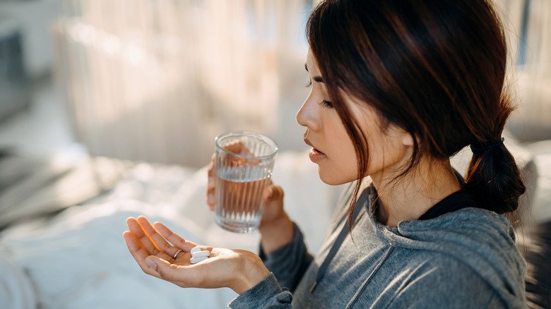 femme prenant des médicaments