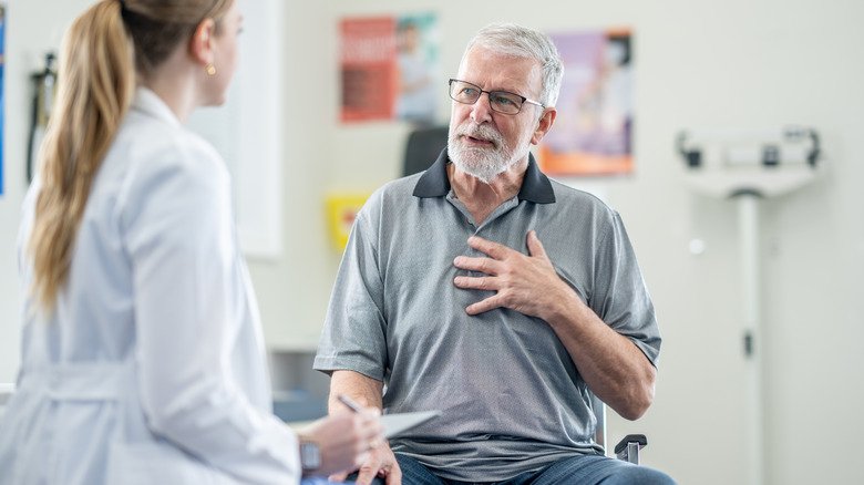 Un homme parle au médecin