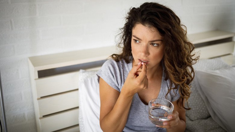 femme prenant la pilule