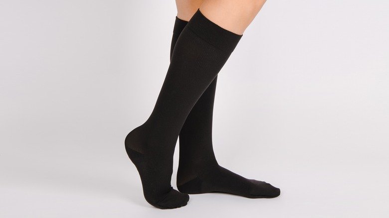 Femme portant des chaussettes noires