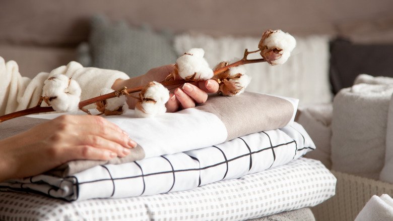 Les mains d'une femme sur des serviettes à main