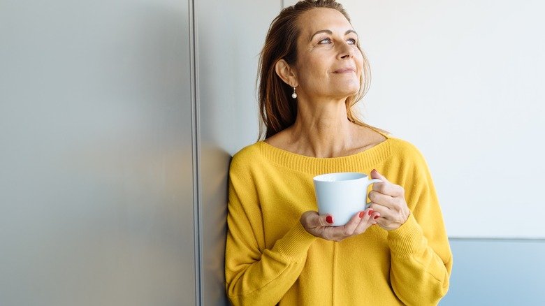 femme souriante avec une tasse