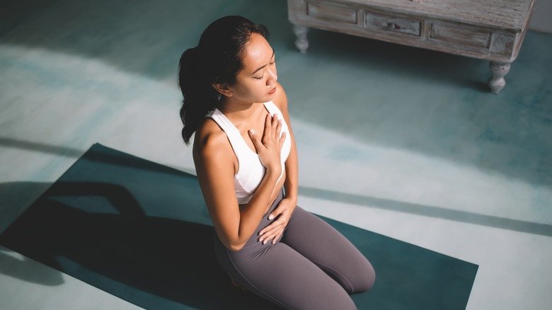 femme faisant du yoga