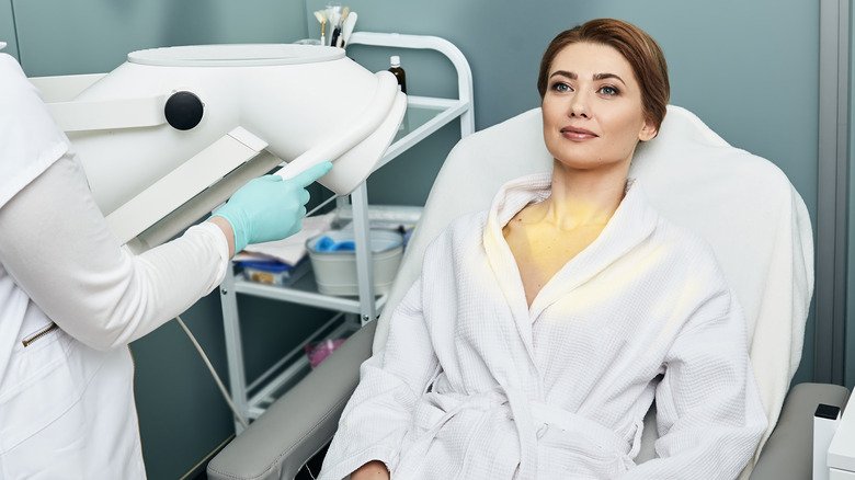 Une femme reçoit une luminothérapie