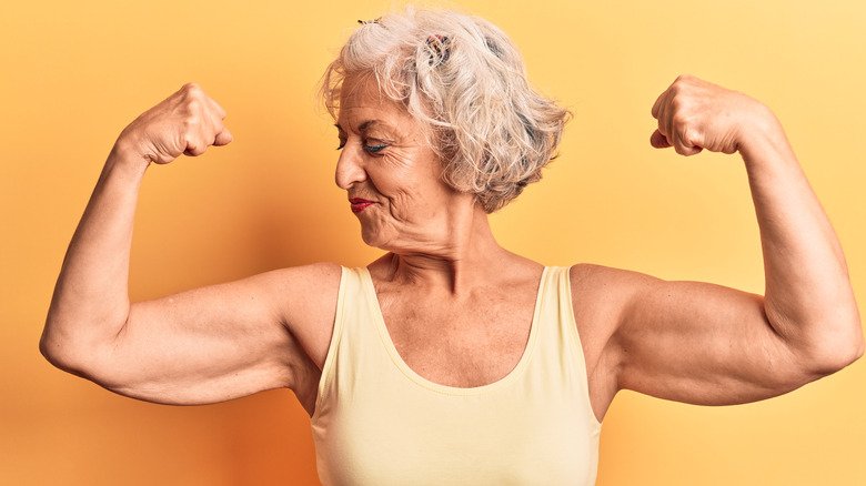 femme âgée montrant ses muscles