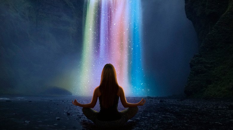 Image de réalisme magique d'une femme faisant du yoga devant une cascade