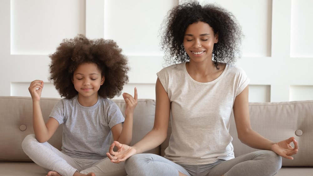 Une mère et sa fille font du yoga