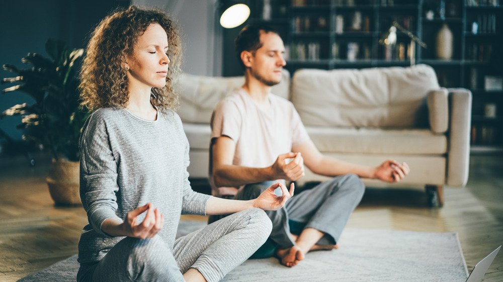 Couple méditant pendant le yoga