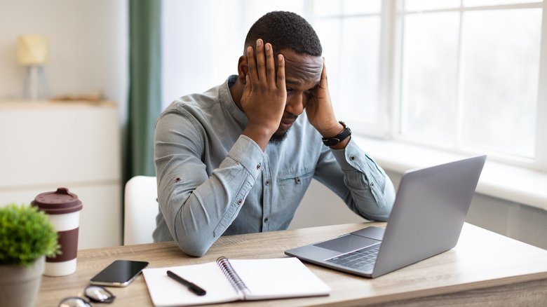 Un homme est stressé