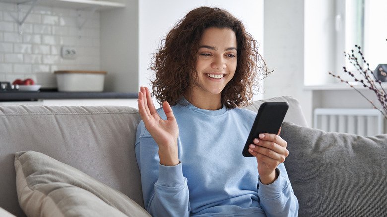 Une femme est sur son téléphone