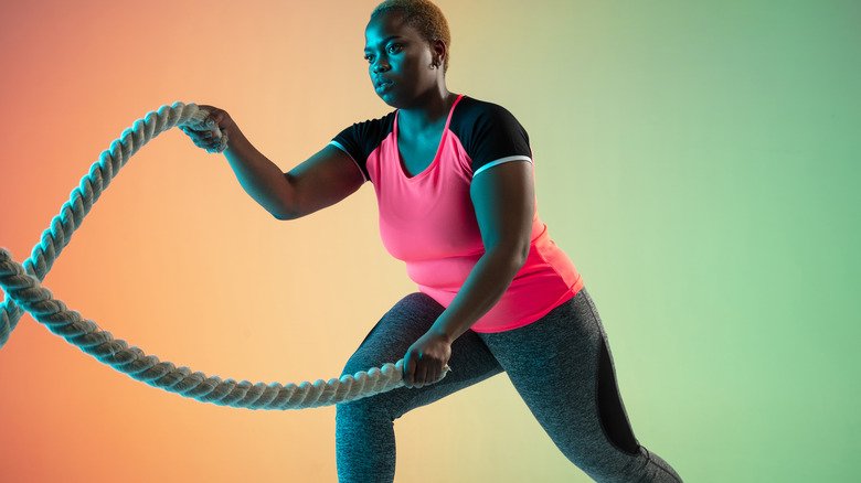 femme travaillant avec des cordes