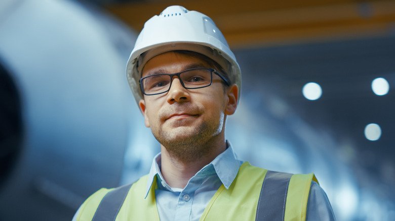 homme portant un casque