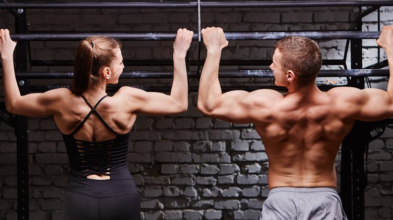 Un homme et une femme font des tractions