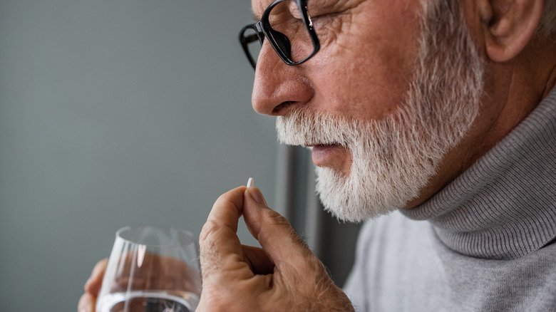 homme âgé prenant des médicaments