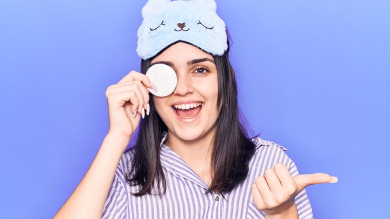 femme avec un tampon de maquillage