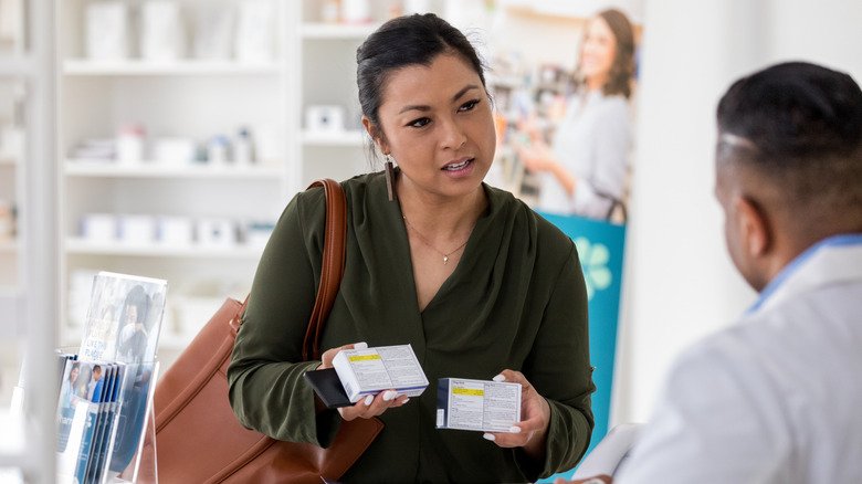 femme parlant à un pharmacien à propos de médicaments