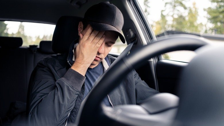 Homme somnolent conduisant une automobile