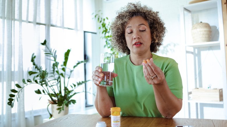 Femme prenant des médicaments