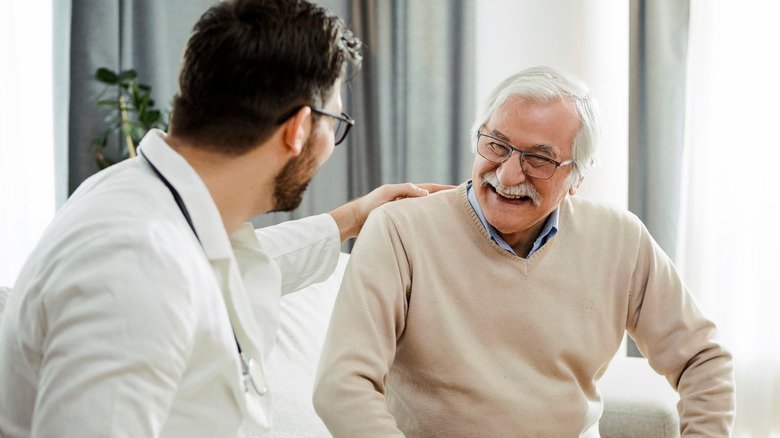 homme plus âgé parlant avec son médecin