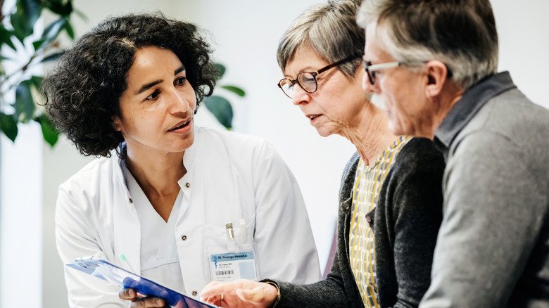 Un médecin parle avec un couple plus âgé