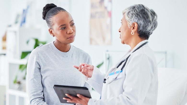 femme discutant avec un médecin