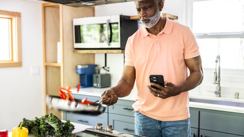 Homme âgé en train de cuisiner