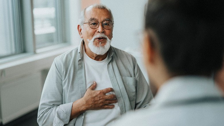 Un homme soulagé parle à son médecin