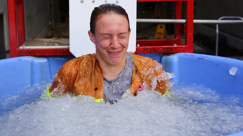 Personne dans un bain de glace