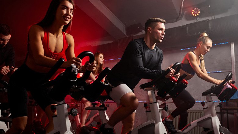 Les gens à la classe de spinning