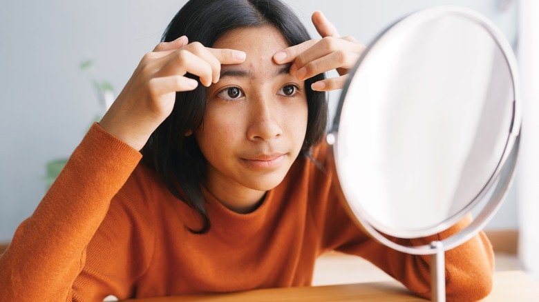 fille regardant dans le miroir