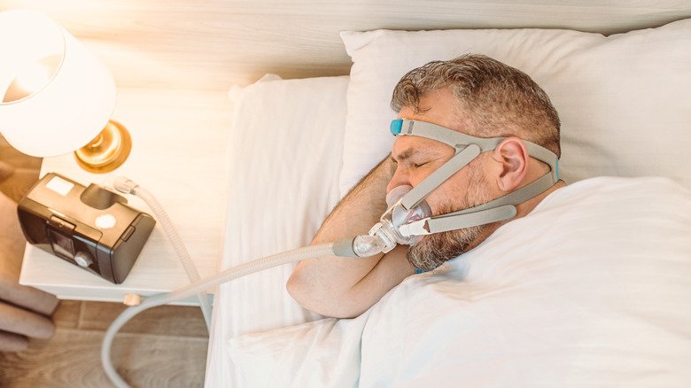 homme qui dort avec une machine CPAP