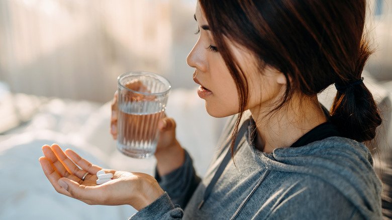 femme sur le point de prendre des médicaments