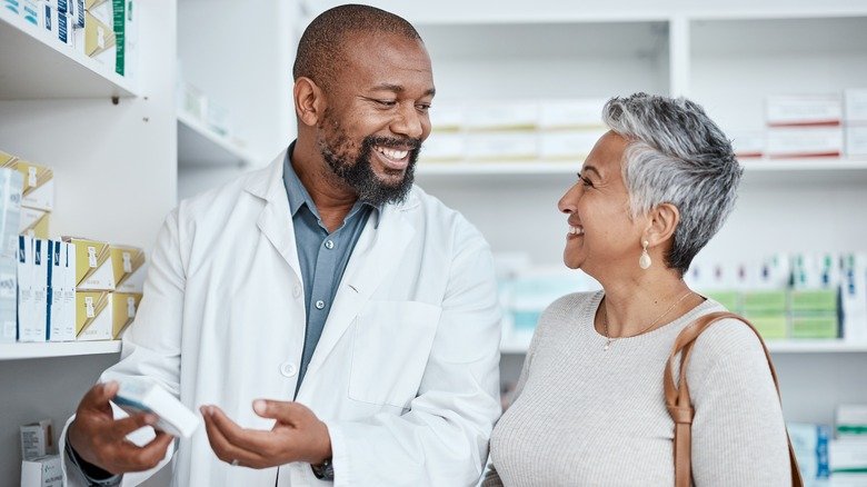 pharmacien parlant à une cliente