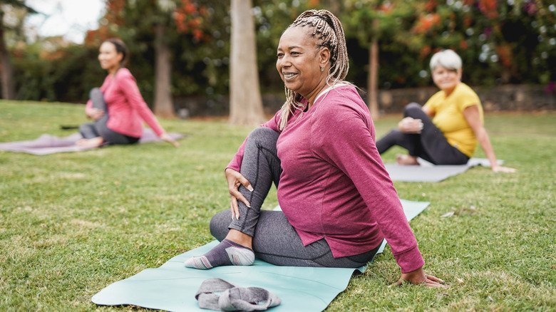 femme pratiquant le yoga